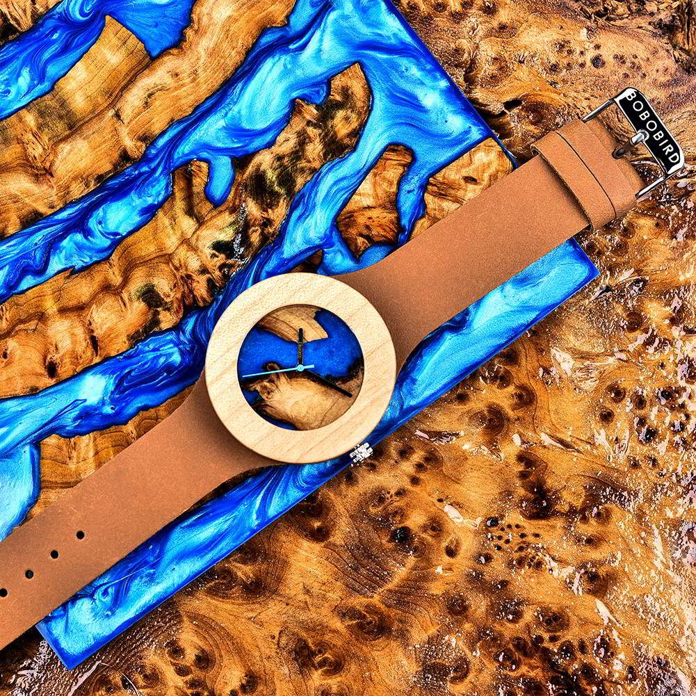 drewniany-zegarek-niwatch-epoxy-klon-z-brazawym-paskiem-na-kolorwej-powierzchni